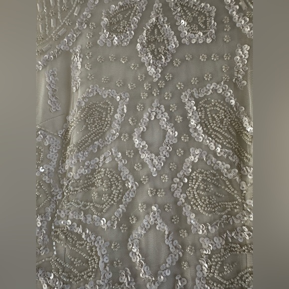 A long, elegant women's prom dress in white, size 6. - Picture 2 of 4